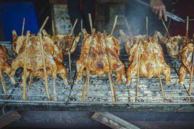 Çubukta ızgara tavuk. Tayland Lokal Kuzeydoğu sokak yemekleri