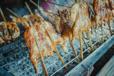 Çubukta ızgara tavuk. Tayland Lokal Kuzeydoğu sokak yemekleri