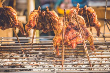 Çubukta ızgara tavuk. Tayland Lokal Kuzeydoğu sokak yemekleri