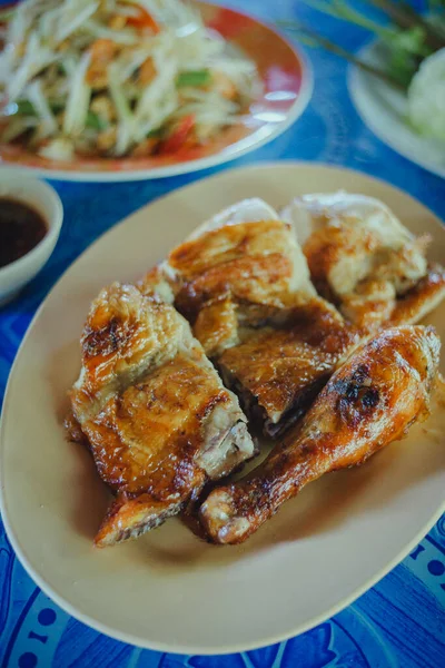鶏肉を串焼きにする タイ地方北東部のストリートフード — ストック写真