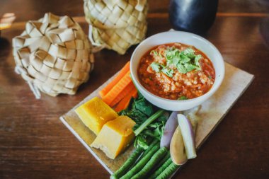 Nam Prik Aong (thai adı) (Kuzey Tayland eti ve domates soslu sos))