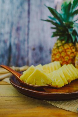 Ahşap arkaplanda ananas var.