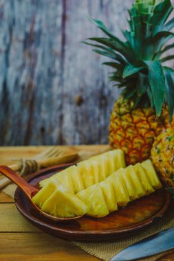Ahşap arkaplanda ananas var.