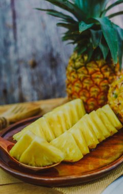 Ahşap arkaplanda ananas var.