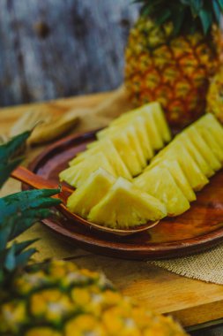 Ahşap arkaplanda ananas var.