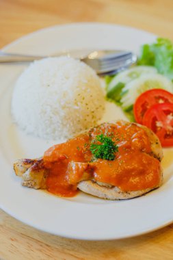 Tabak lokantasında tavuk biftekli pilav.