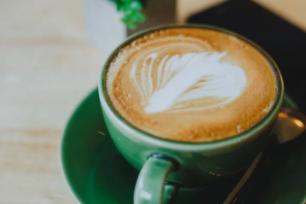 Cangkir Kopi Latte Dengan Seni Latte Latar Belakang Kayu Indah — Stok Foto