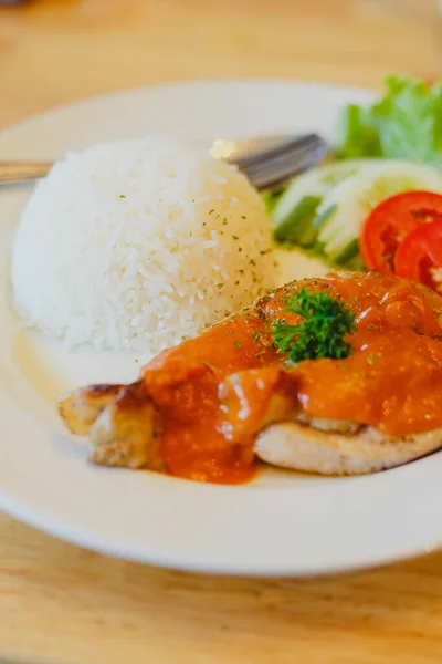 Riisi Kanan Pihvi Lautasella Ravintola Kahvila — kuvapankkivalokuva
