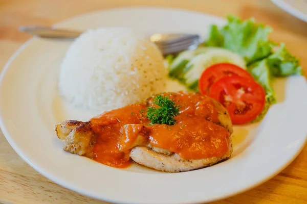 米饭和鸡排在盘子里的餐馆里 — 图库照片