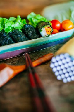 Salata soslu taze sebze salatası.