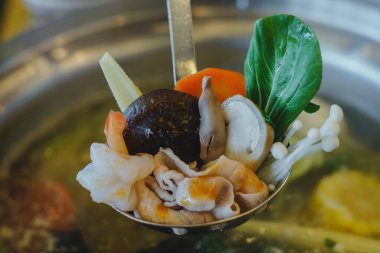 Seçici odaklanma Shabu Shabu ve Sukiyaki, Japon yemekleri.