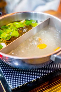 Seçici odaklanma Shabu Shabu ve Sukiyaki, Japon yemekleri.