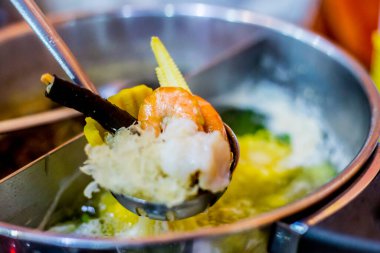 Seçici odaklanma Shabu Shabu ve Sukiyaki, Japon yemekleri.