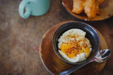 Renkli ahşap arka planda yumuşak haşlanmış yumurtalar.