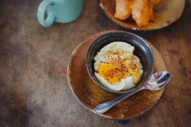 Renkli ahşap arka planda yumuşak haşlanmış yumurtalar.