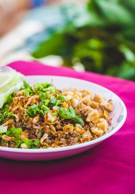 Kuzey tarzı Tayland yemeği baharatlı domuz kıyması (baharatlı kıyma))