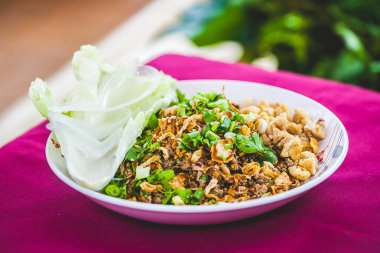 Kuzey tarzı Tayland yemeği baharatlı domuz kıyması (baharatlı kıyma))