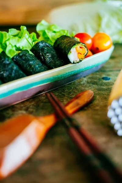 サラダドレッシングで新鮮な野菜サラダロール — ストック写真