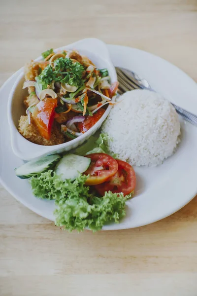 Masaya Konmuş Baharatlı Yağda Kızartılmış Yayın Balığı Salatası — Stok fotoğraf