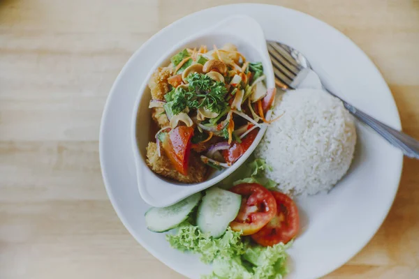 Masaya Konmuş Baharatlı Yağda Kızartılmış Yayın Balığı Salatası — Stok fotoğraf