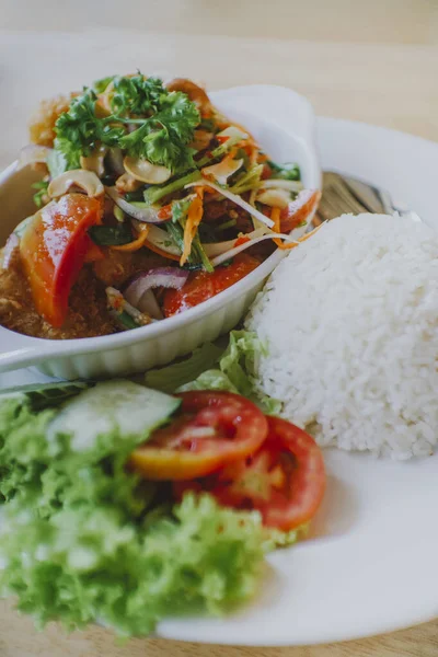 Salad Lele Goreng Pedas Piring Yang Diletakkan Atas Meja — Stok Foto