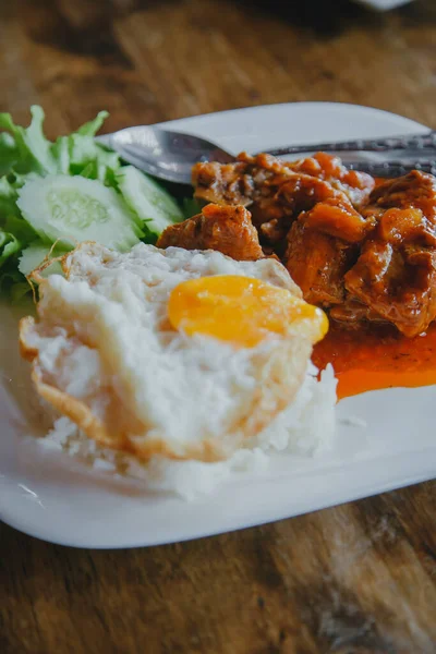 Daging Babi Kukus Dan Nasi Dengan Telur Goreng Meja Kayu — Stok Foto