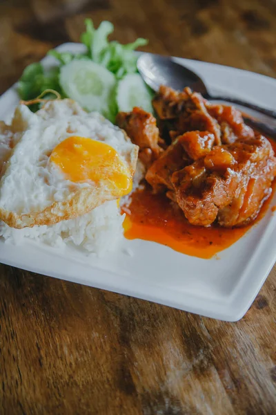 Daging Babi Kukus Dan Nasi Dengan Telur Goreng Meja Kayu — Stok Foto