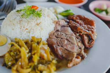 Restoranda pirinçli domuz budu, Tayland yemeği.