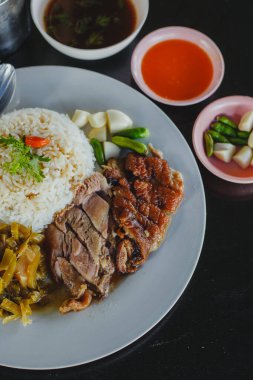 Restoranda pirinçli domuz budu, Tayland yemeği.