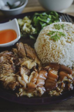 Pirinçli domuz budu ve ahşap masa. Tayland yemeği.