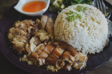 Pirinçli domuz budu ve ahşap masa. Tayland yemeği.