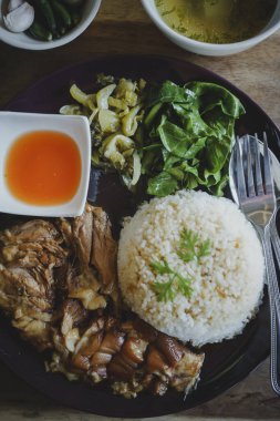 Pirinçli domuz budu ve ahşap masa. Tayland yemeği.