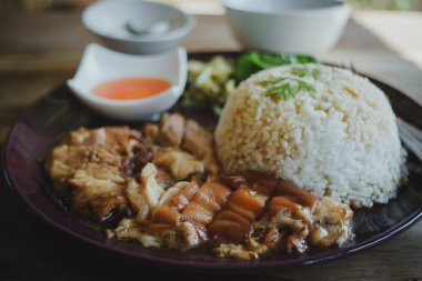 Pirinçli domuz budu ve ahşap masa. Tayland yemeği.