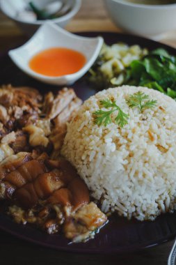 Pirinçli domuz budu ve ahşap masa. Tayland yemeği.
