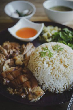 Pirinçli domuz budu ve ahşap masa. Tayland yemeği.