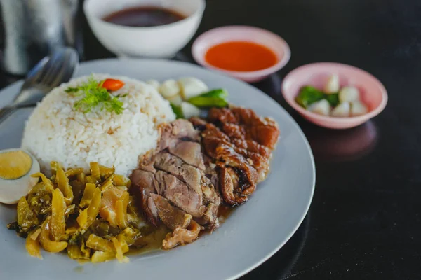 Paistettu Sianliha Jalka Riisillä Ravintolassa Thairuoka — kuvapankkivalokuva
