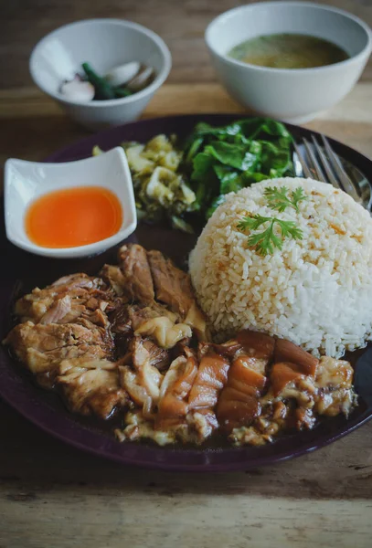 Μπριζόλα Χοιρινό Πόδι Ρύζι Μπολ Πλευρά Ξύλινο Τραπέζι Ταϊλανδέζικο Φαγητό — Φωτογραφία Αρχείου