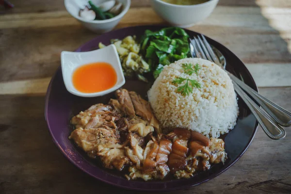 饭上炖肉腿 木桌上有小碗 泰国菜 — 图库照片