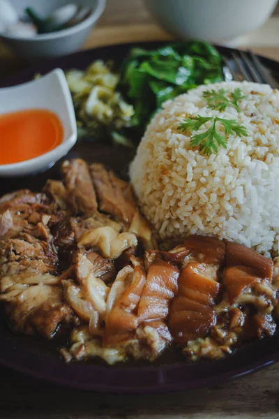Pirinçli domuz budu ve ahşap masa. Tayland yemeği.