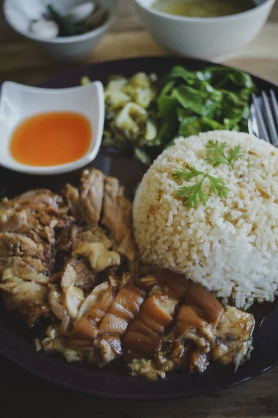 Geschmorte Schweinshaxe Auf Reis Mit Schüssel Auf Holztisch Thailändisches Essen — Stockfoto