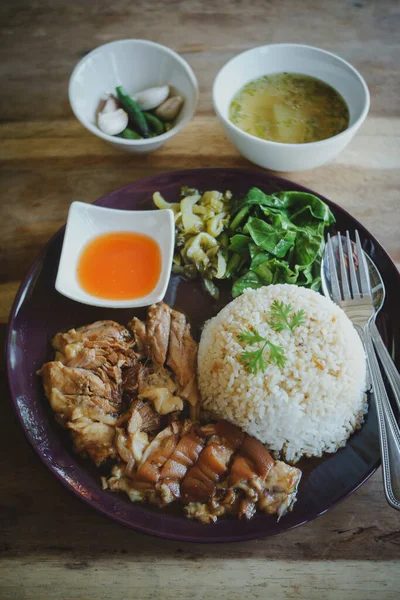 饭上炖肉腿 木桌上有小碗 泰国菜 — 图库照片
