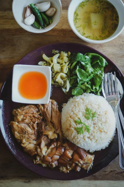 木製のテーブルの上にサイドボウルとご飯の上に煮込みポークレッグ タイ料理 — ストック写真