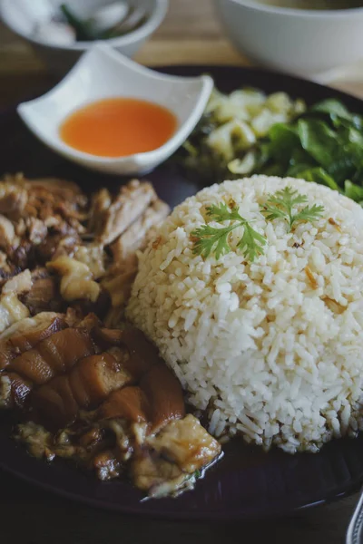 Kaki Babi Rebus Pada Nasi Dengan Mangkuk Samping Meja Kayu — Stok Foto