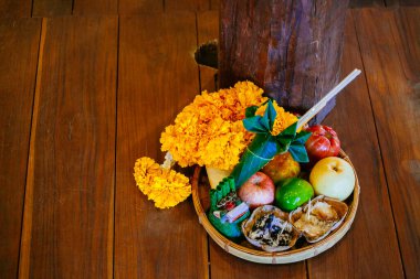 Thai kültürü için tanrılara yemek sunuyoruz.