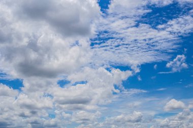 Beyaz bulutlu mavi gökyüzü