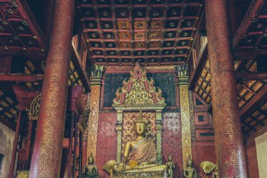 Chiang Mai vilayetindeki Wat Ton Kwen tapınağında Buda heykeli 