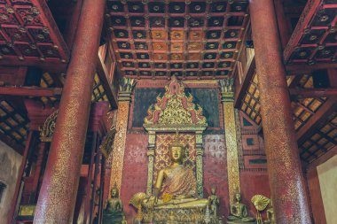Chiang Mai vilayetindeki Wat Ton Kwen tapınağında Buda heykeli 