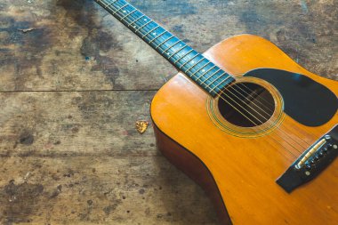 Arkaplan olarak beyaz bir duvarın önündeki gitar