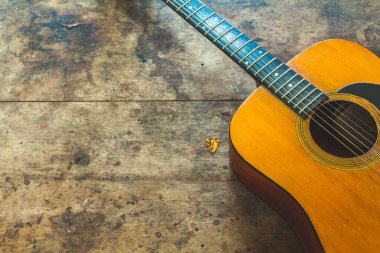 Arkaplan olarak beyaz bir duvarın önündeki gitar