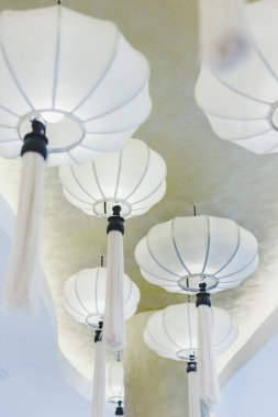 Ahırda asılı beyaz Çin kağıt fenerleri sönük düğün gibi 